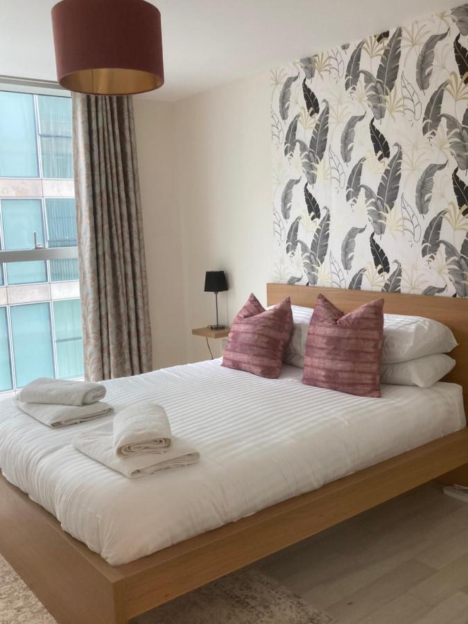 Modern Apartment Located In Cmk Restaurant Quarter Milton Keynes Dış mekan fotoğraf